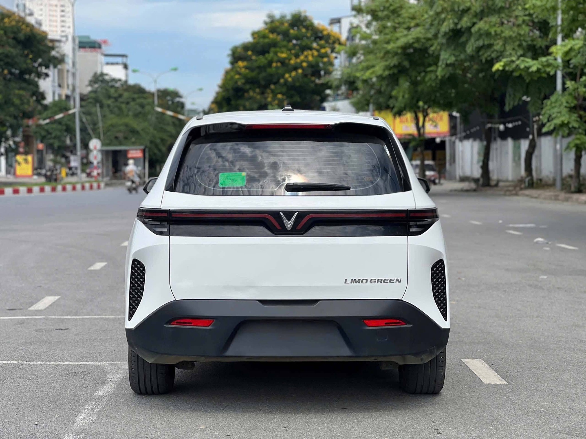 Ngoại thất xe Vinfast Limo Green