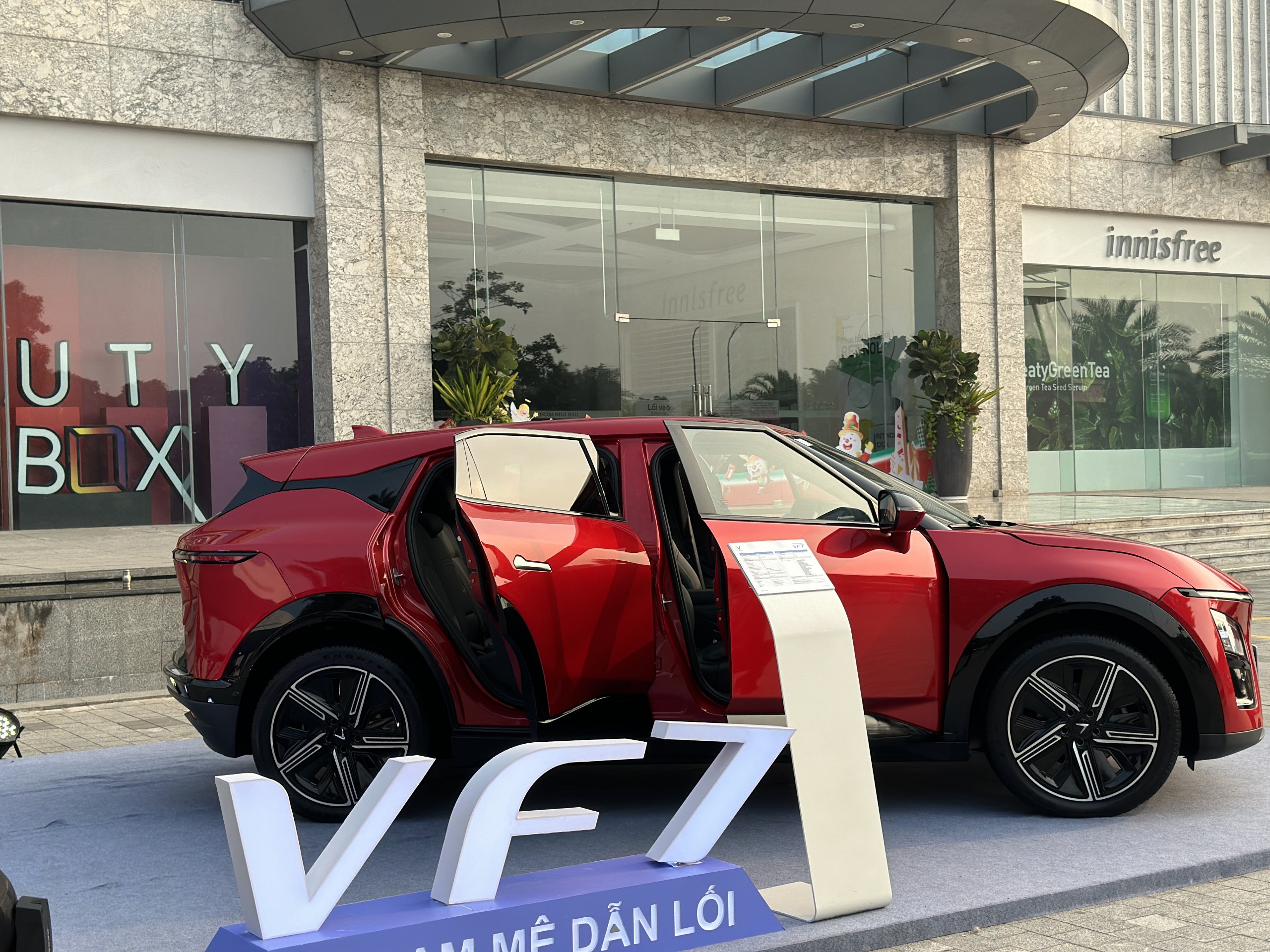 Xe Vinfast VF 7 tại Vinfast Thăng Long