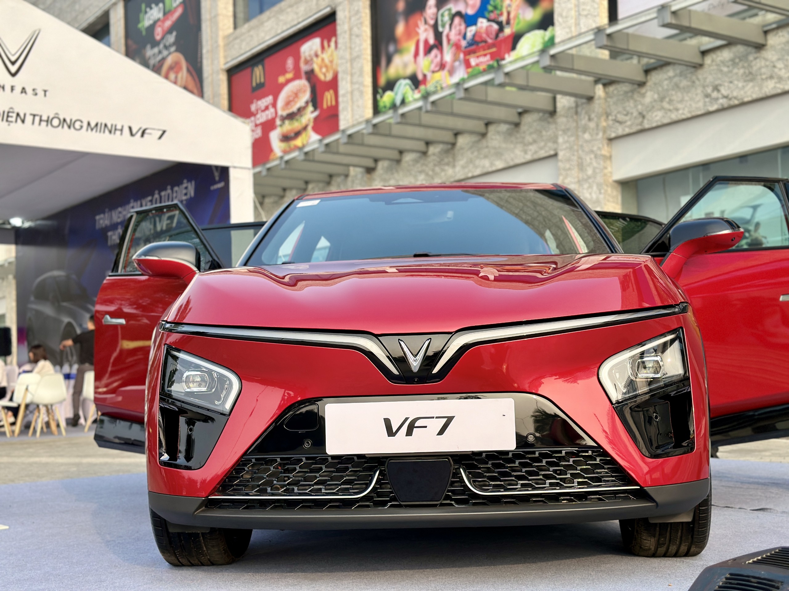 Xe Vinfast VF 7 tại Vinfast Thăng Long